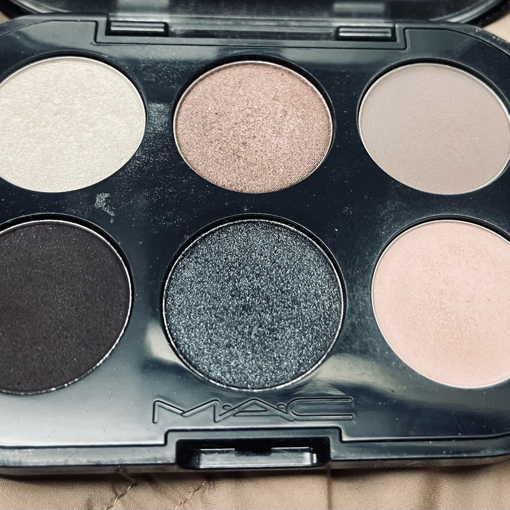 M.A.C eye palette ๐จ - Picture 2 of 3